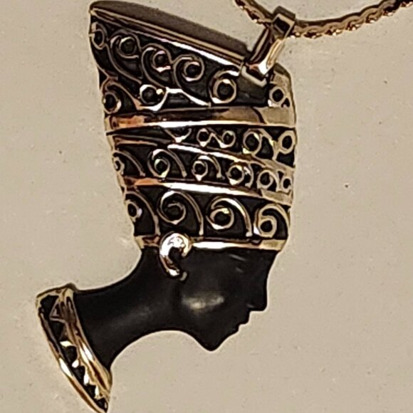 Nefertiti Bust Necklace Gold Tone Ancient Egyptian Queen With Chain - Picture 1 of 4